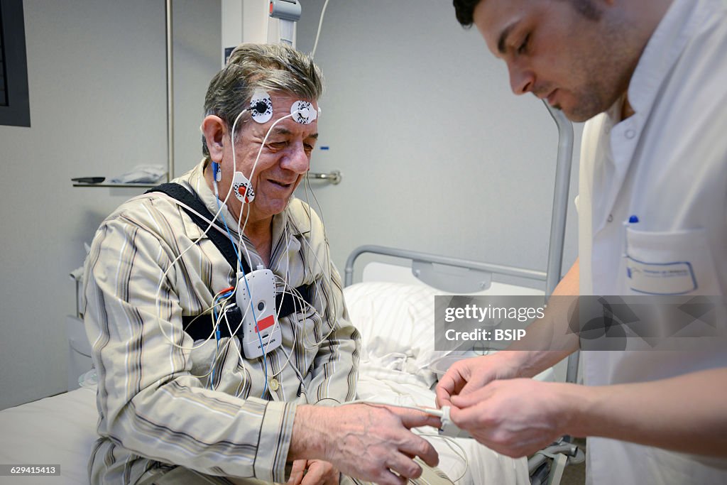 Sleep Polygraph Sleep laboratory at Lyon-Nord Rillieux polyclinic. Carrying out a ...