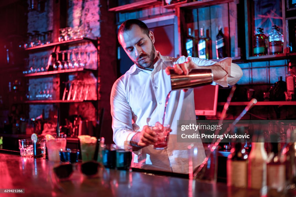 Bartender mezclando un cóctel