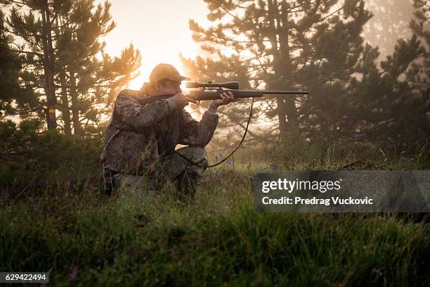 cazador en la naturaleza - rifle fotografías e imágenes de stock