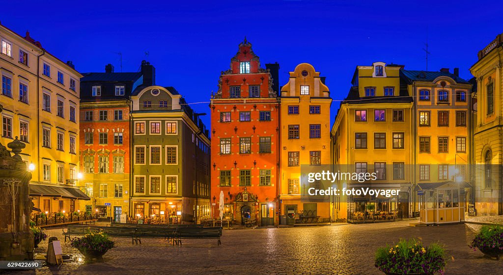 Stoccolma Stortorget piazza medievale colorate case a schiera ristoranti Gamla Stan Svezia