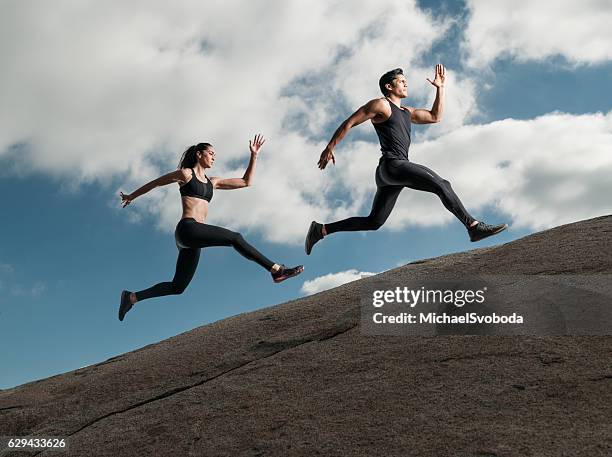 hombre y mujeres hispanos corriendo por una roca de granito - cuesta arriba fotografías e imágenes de stock