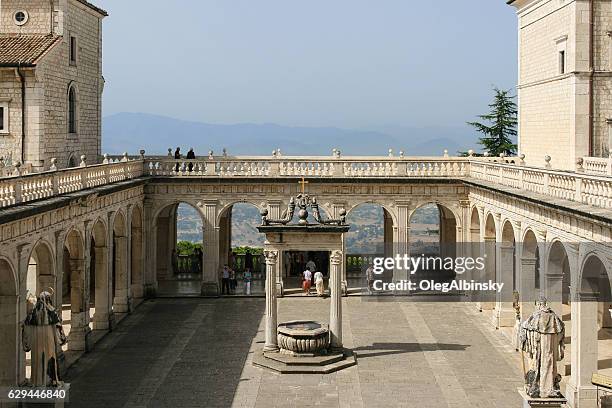 monte cassino (montecassino) abtei, italien. - alt abtei stock-fotos und bilder