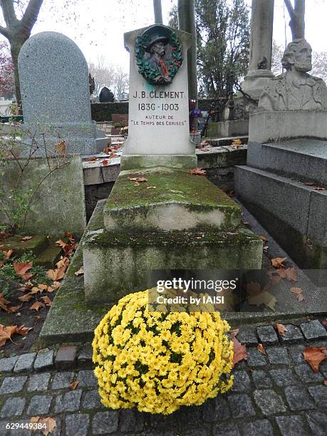 the tomb of j.b. clement, author of "le temps des cerises, père lachaise cemetery, paris - cerises stockfoto's en -beelden