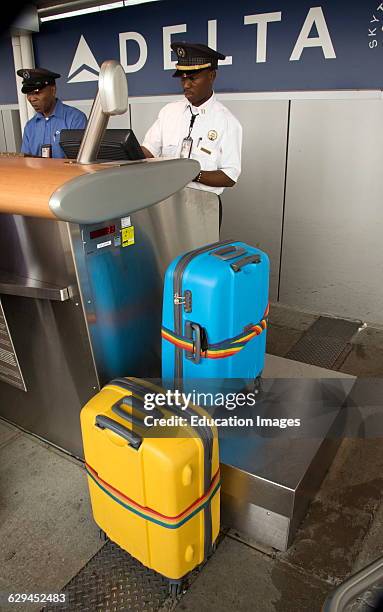 https://media.gettyimages.com/id/629452483/photo/airline-curbside-check-in-scales-with-suitcase.jpg?s=612x612&w=gi&k=20&c=si5n9c6ljyZ5P3yB8q7_0hCzDLm0dQB07361nRahAgE=
