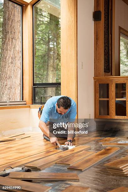 installazione di pavimenti in legno - legno duro foto e immagini stock