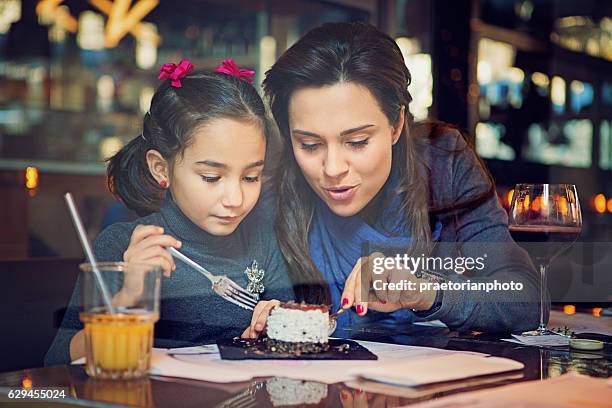 madre e figlia  - family cafe foto e immagini stock