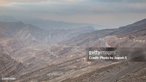 winding roads and valley view from jabal jays - ras al khaimah stock-fotos und bilder