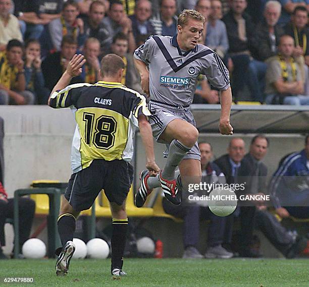 L attaquant des Girondins de Bordeaux Sylvain Laslandes tente de déborder le défenseur belge Geoffrey Claeys du club de Lierse UK le 12 septembre...