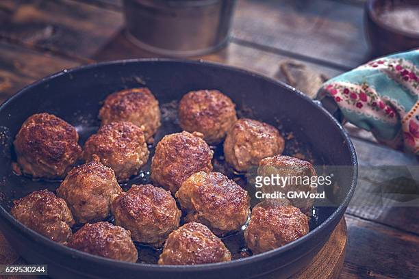 deliziose polpette arrosto in padella - meatballs foto e immagini stock
