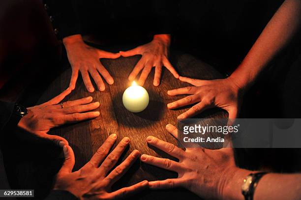 Spiritualism, group, talking to ancestors, black, dark, beliefs, alphabet, table-turning, spirit, ghost, phantom, doctrine, to communicate, trance,...