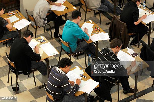 Nantes . "Lycee Clemenceau" secondary / high school. Exma room, "Baccalaureat" . Secondary / high school students during the written examination in...