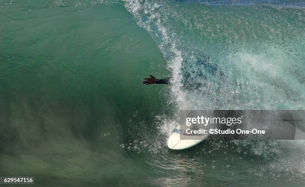 in the tube - tabla surf fotografías e imágenes de stock