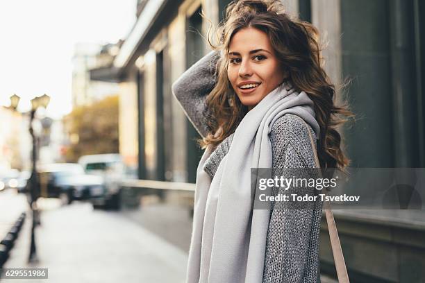 hermosa mujer en la ciudad - mujer atractiva fotografías e imágenes de stock