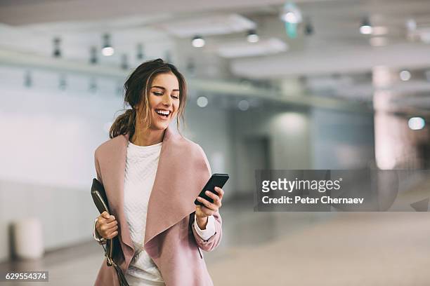 texting auf dem u-bahn-parkplatz - model business woman stock-fotos und bilder