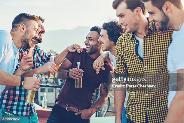 gruppo di uomini che bevono birra - festa di addio al celibato foto e immagini stock