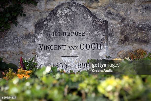 Painter Vincent Van Gogh's tomb, at the cemetary of d'Auvers-sur-Oise ..