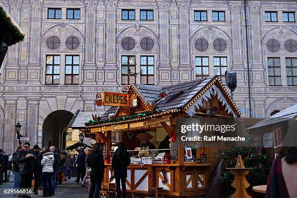 münchner weihnachtszeit. christkindlmarkt in der residenz. - münchner residenz stock-fotos und bilder
