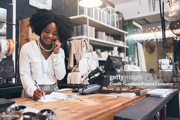 customer service is her speciality - phone store 個照片及圖片檔