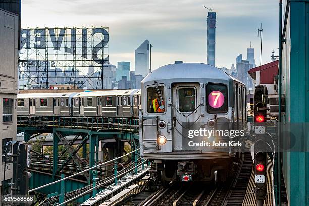 mta u-bahn-zug der linie 7 in queens, nyc - queensday stock-fotos und bilder