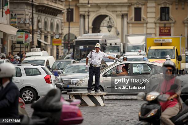 policeman regulates traffic, rome - verkeerspolitie stockfoto's en -beelden