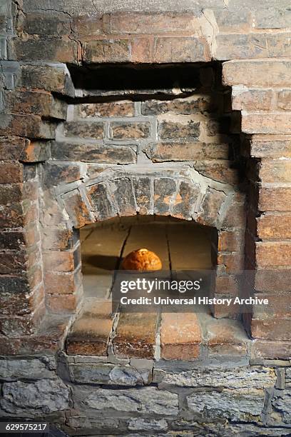 Bread oven, at Anne Hathaway's Cottage, where Anne Hathaway, the wife of William Shakespeare, lived as a child. Stratford-upon-Avon, England. The...
