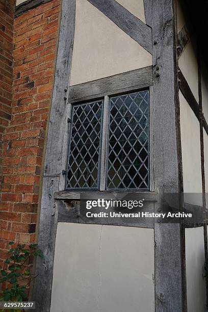 Leaded window at Anne Hathaway's Cottage, where Anne Hathaway, the wife of William Shakespeare, lived as a child. Stratford-upon-Avon, England. The...