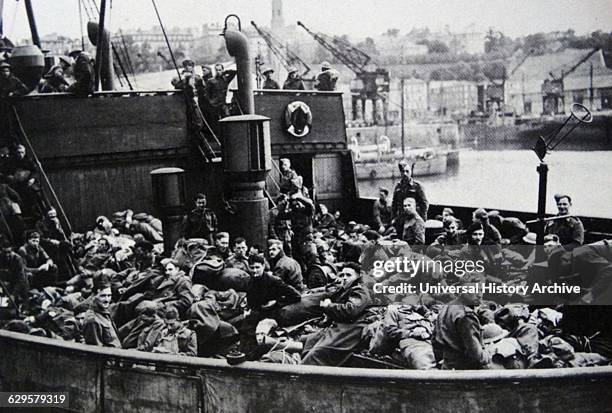 Members of the British Expeditionary Force withdraw to England during the Dunkirk evacuation, 26th May-4th June 1940.