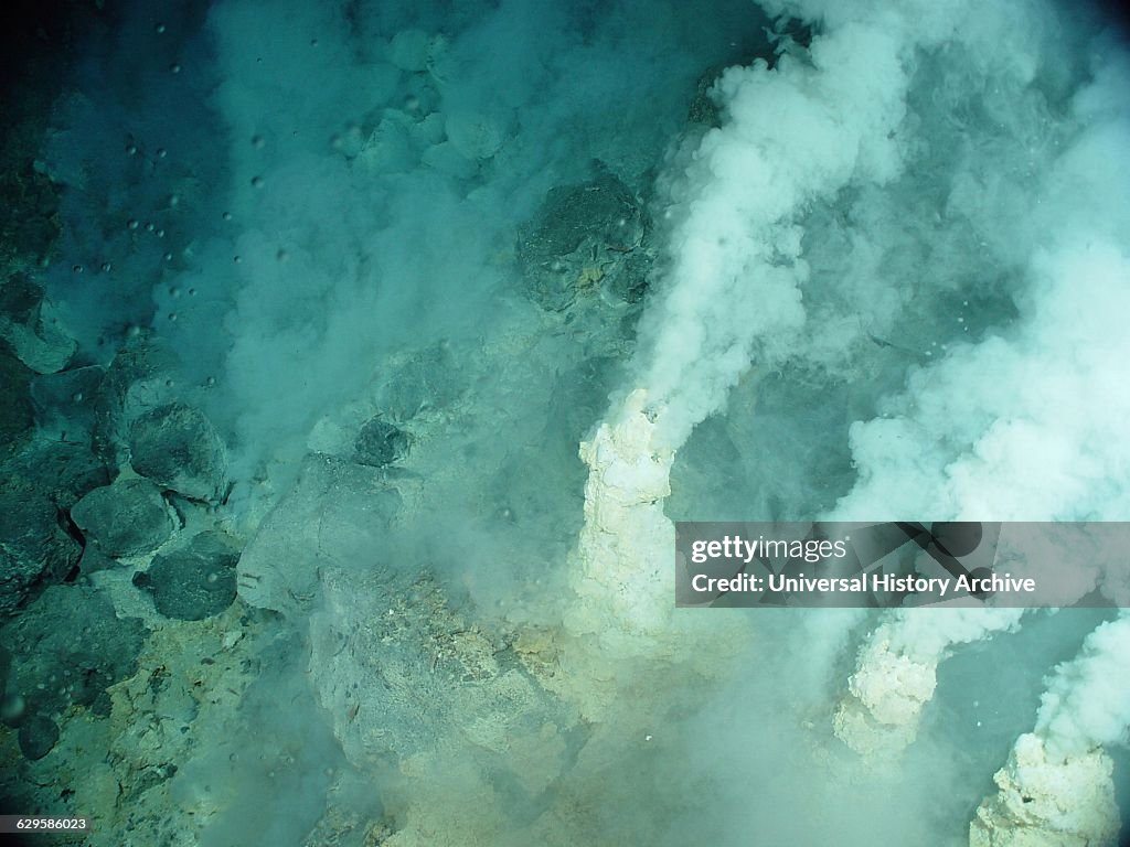 White chimneys at Champagne vent site, NW Eifuku volcano