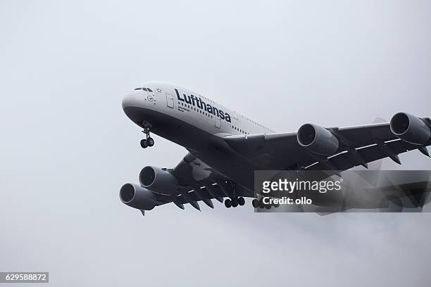 landing approach of lufthansa airbus a380 in the fog - airbus a380 imagens e fotografias de stock