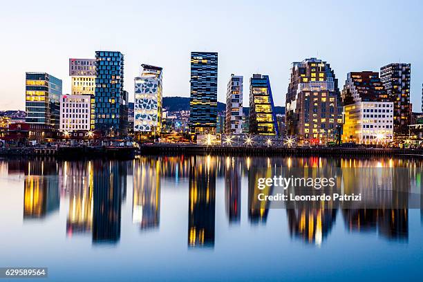 modernos edificios de oficinas en oslo  - oslo skyline fotografías e imágenes de stock