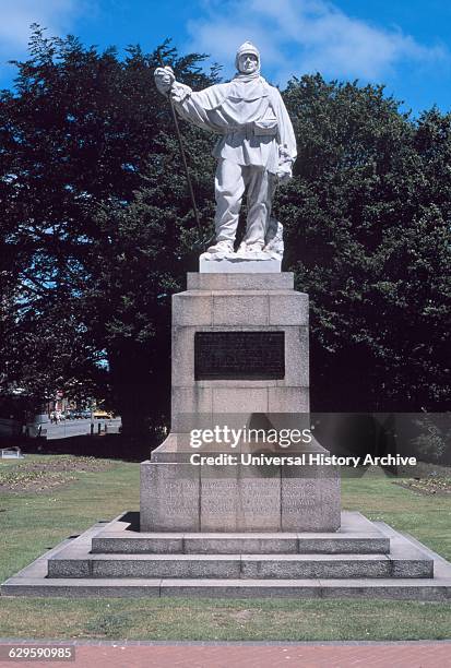 Statue Of Robert Falcon Scott Christchurch Photos and Premium High Res