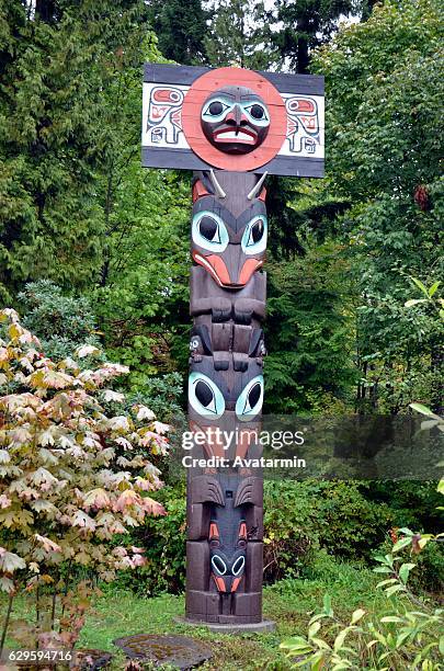 totem pole -  vancouver - british columbia - canada - tótem fotografías e imágenes de stock