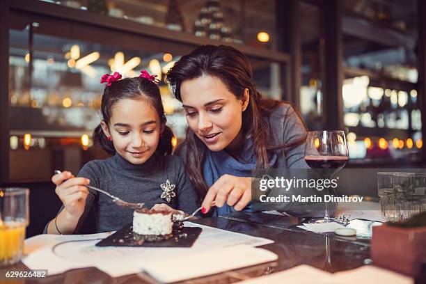 family eating in restaurant - children restaurant stockfoto's en -beelden