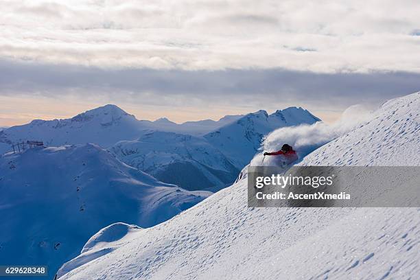female athlete making a powder turn - extreem skiën stockfoto's en -beelden