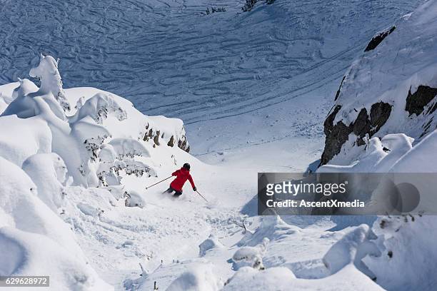 sportlerin beim skifahren auf einer rutsche - chute ski stock-fotos und bilder