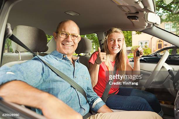 driving instructor und eltern glücklich teenage student fahrer in auto - girls driving a car stock-fotos und bilder