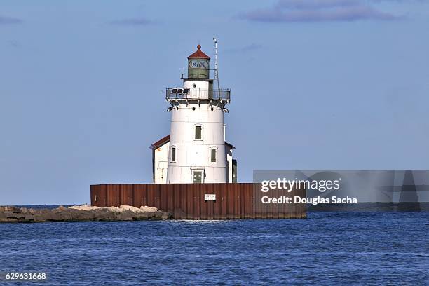 lighthouse and keepers house, cleveland harbor, ohio, usa - cleveland ohio sign stock pictures, royalty-free photos & images