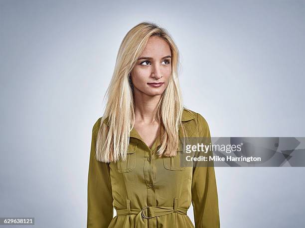 portrait of blonde mixed race female - straight hair 個照片及圖片檔