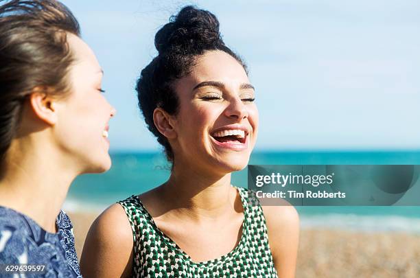 friends laughing on beach - beach laughing stock pictures, royalty-free photos & images