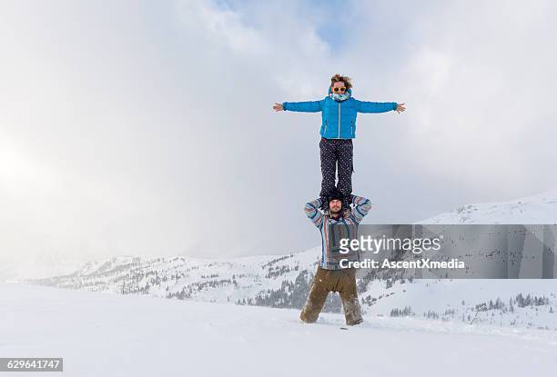 akrobaten führen gymnastikmanöver im schnee durch - acrobatic activity stock-fotos und bilder
