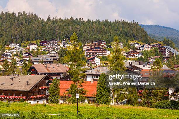 view of seefeld in tyrol - seefeld photos et images de collection