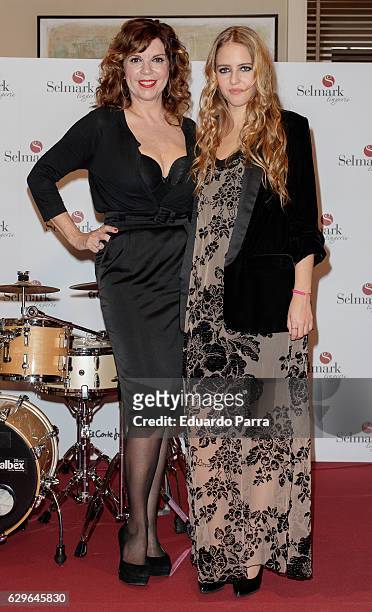 Model Andrea Lazaro and her mother Belinda Washington attend the Selmark Christmas show photocall at Loft 39 on December 14, 2016 in Madrid, Spain.