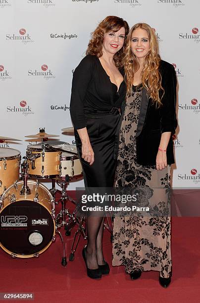 Model Andrea Lazaro and her mother Belinda Washington attend the Selmark Christmas show photocall at Loft 39 on December 14, 2016 in Madrid, Spain.