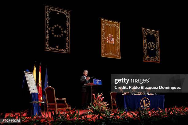 President of Colombia Juan Manuel Santos speaks at the Premio Nueva Economia Forum 2016 ceremony at the Royal Theatre on December 14, 2016 in Madrid,...