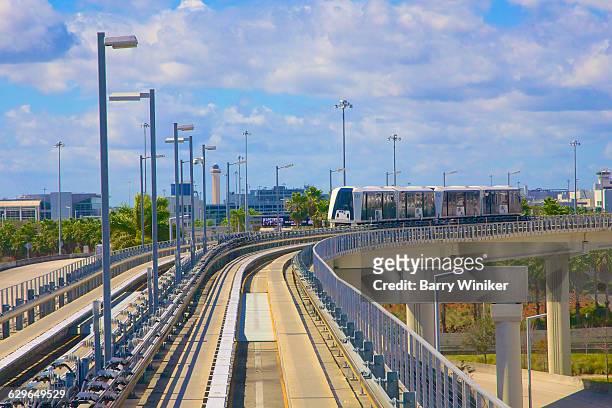 mia mover on elevated tracks, miami - miami international airport stock-fotos und bilder