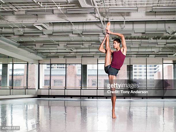 ballet dancer in rehearsal studio - balletttänzer männlich stock-fotos und bilder
