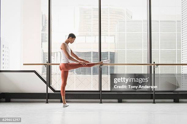 ballet dancer in rehearsal studio - balletttänzer männlich stock-fotos und bilder