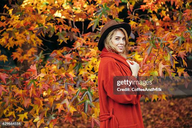 herbst foto von einem schönen mädchen - roter mantel stock-fotos und bilder