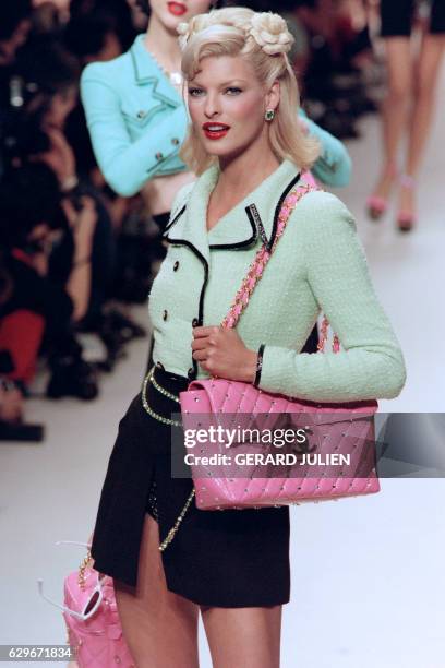Canadian model Linda Evangelista presents a new creation by French fashion house Chanel on October 17, 1994 as part of the Spring-Summer...