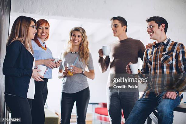 menschen in einem kreativen büro, die eine pause einlegen - coffee meeting with friends stock-fotos und bilder
